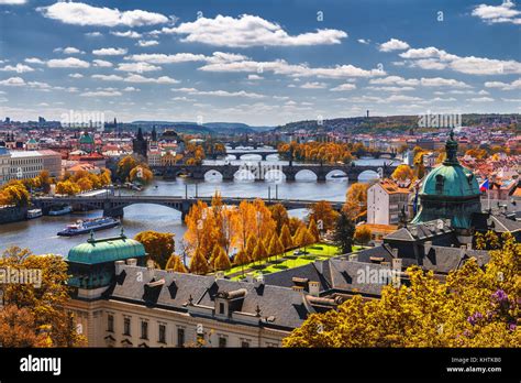 A la vista de los puentes históricos la ciudad antigua de Praga y el