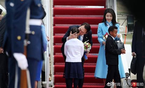 韩国总统夫妇高调闪耀美国机场！尹锡悦亲吻送花女孩，金建希好美