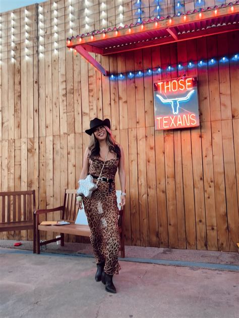 Glam Houston/Nashville Outfits for Your Next Trip - Red Soles and Red Wine