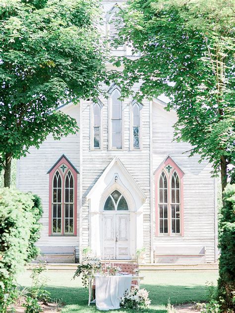 Wedding Inspiration in front of a Vintage Chapel – The White Wren