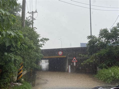 馬路變小河「淹1米高」 雨灌桃園影片曝光 Yahoo奇摩汽車機車