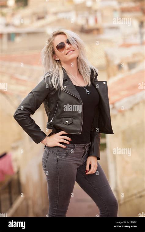 Belle fille blonde portant des jeans serrés et un t shirt noir à l extérieur Photo Stock Alamy