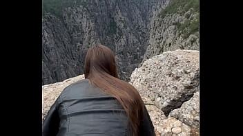 Pequeña joven peluda monta una polla afuera y casi la atrapan XVIDEOS