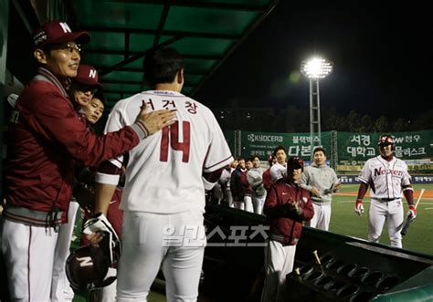 포토 서건창 최초 200안타 염경엽 감독 축하 Jtbc 뉴스