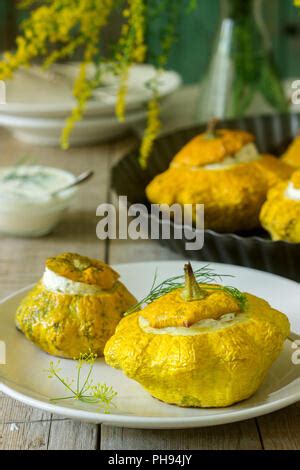 Pattypan Squash Oder K Rbisse Gef Llt Mit Ricotta Mit Basilikum Und