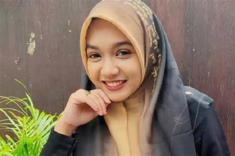 Mengenal Ning Umi Laila, Ustadzah Cantik yang Viral Usai Berdakwah ...