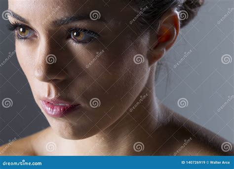 Eine Reizende Brunette Studio Umwelt Modell Poses Ins A Stockbild Bild Von Ethnisch Elegant