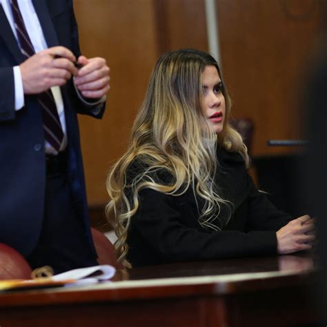 Manhattan Judge Lets Bikini Model Dodge Jail Time For M Identity