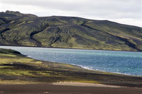 Paisaje Dram Tico De Islandia Con Una Colina Verde Y Una Lava Negra Y Y