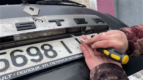 Рено Дастер замена лампочки подсветки номера без поломки крепления ...