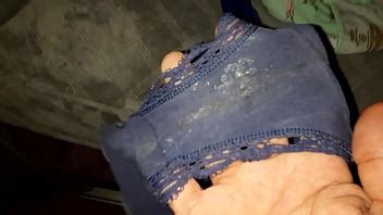 Oliendo las bragas de la cuñada XVIDEOS