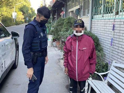 慢車道旁無助獨坐 北鎮警及時援助身體不適老翁