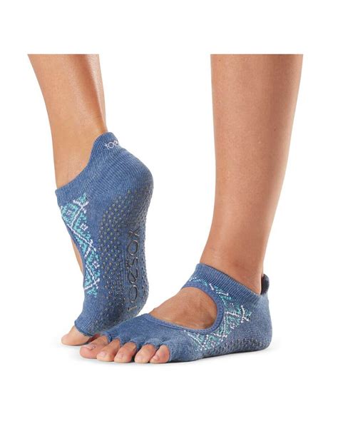 My Top 4 Grippy Yoga Socks For A Non Slip Practice Brett Larkin Yoga