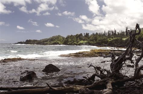 Kaihalulu Beach, Maui (2048x1356) [OC] : r/EarthPorn