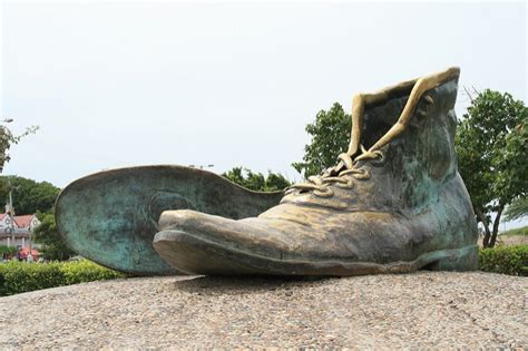 Monumento De Los Zapatos Viejos De Cartagena De Indias