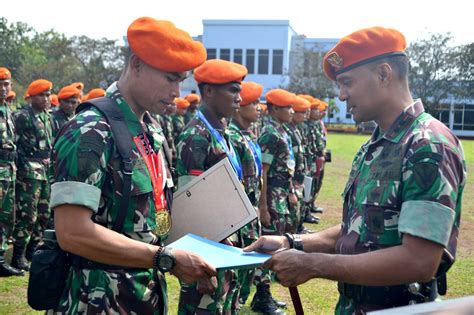 Yonko Paskhas Beri Penghargaan Kepada Prajurit Berprestasi