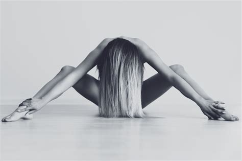 Premium Photo Naked Sensual Woman Posing Over Gray Background