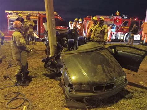 Cinco pessoas ficam presas às ferragens após carro bater em poste no