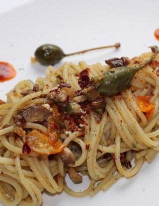 Spaghetti Olive Alici Datterini Gialli Cucunci E Peperone Crusco