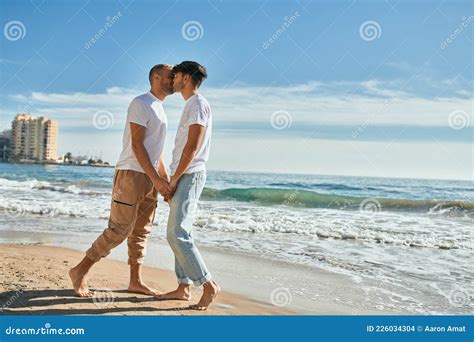 Casal Gay Se Beijando Na Praia Foto De Stock Imagem De Retrato Costa 226034304