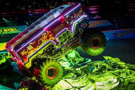 Hot Wheels Monster Trucks Live Glow N Fire
