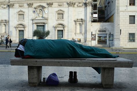 Clochard Senza Memoria La Figlia Lo Ritrova A Roma Dopo Averlo Creduto