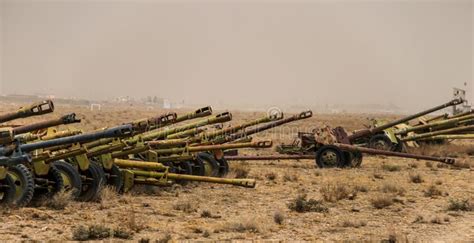 Ve Culos Militares Tanques E Armas Velhos Em Afeganist O Imagem De