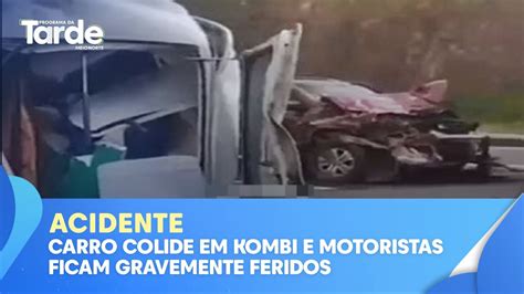 Carro Colide Violentamente Em Kombi E Motoristas Ficam Gravemente