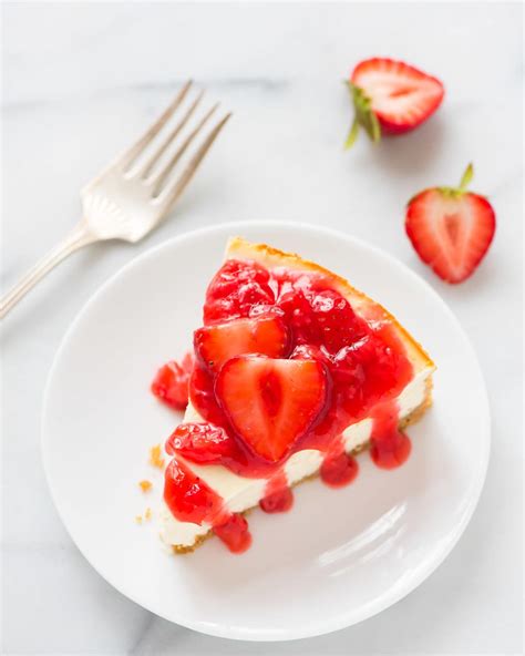 Greek Yogurt Cheesecake With Fresh Strawberry Sauce