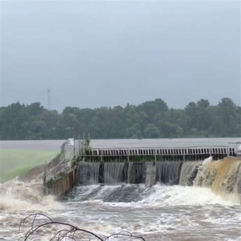 Evacúan ciudad de Wisconsin tras rotura de presa en medio de fuertes