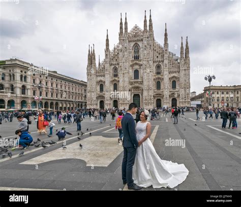 MILAN ITALY A WEDDING BRIDE AND GROOM IN THE CATHEDRAL SQUARE Stock ...