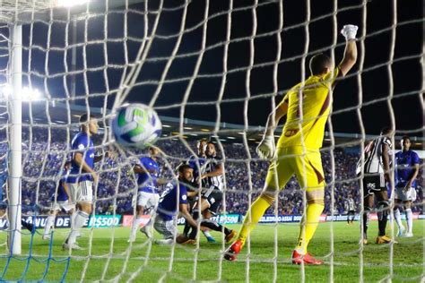 Em jogo emocionante Hulk decide e Atlético MG vence Cruzeiro em