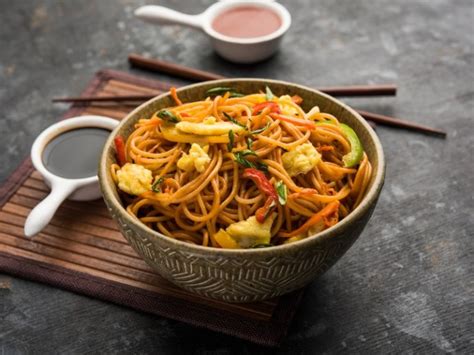 Chow mein de pollo una receta sencilla de un clásico oriental