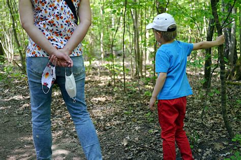 Ostrzejsze restrykcje covidowe to większe zmęczenie pandemią