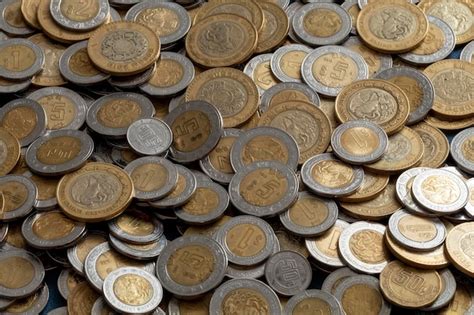 Grupo De Monedas De Pesos Mexicanos De Varias Denominaciones Con