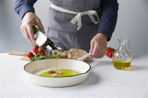 Extra virgin olive oil vs canola oil - which is healthier? | Olive