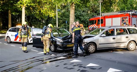 Flinke Schade Bij Botsing Tussen Twee Autos In Tilburg Tilburg Adnl