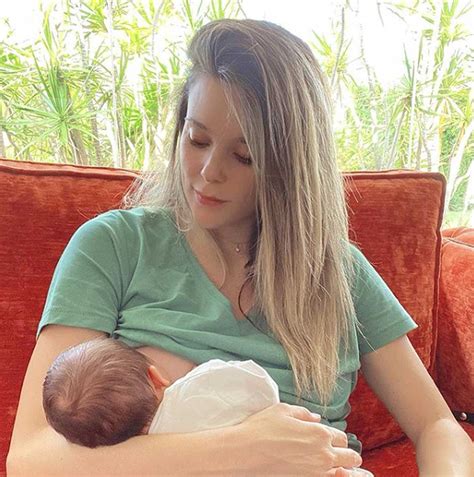 El posado en bikini de Lorena Gómez dos meses después de dar a luz