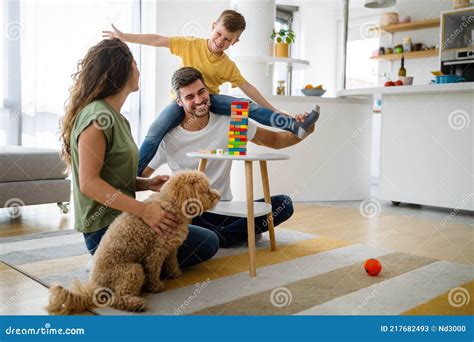 Feliz Familia Joven Divertirse Juntos En Casa Concepto De Infancia