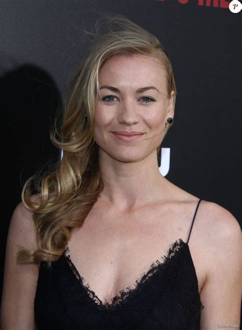 Yvonne Strahovski à La Première De The Handmaids Tale Au Arclight