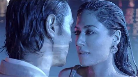 Chitrangda Singh And Arjun Rampal Hot Kissing Scene In Inkaar Movie