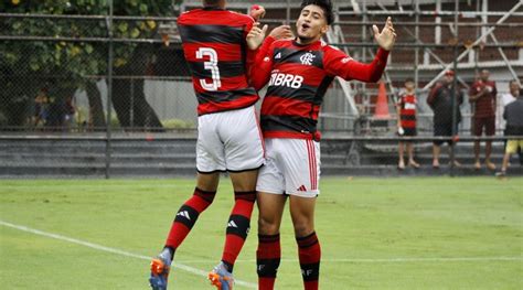 Flamengo Sub Goleia Dois Gols De Guilherme Gomes