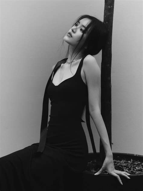 Hot girl răng khểnh chỉ nở nụ cười làm bao chàng trai say mê