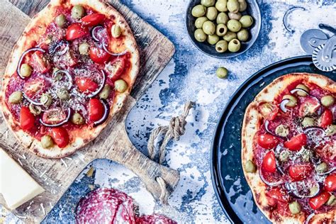 Naanbroodpizza Met Salami En Olijven Chickslovefood Recept