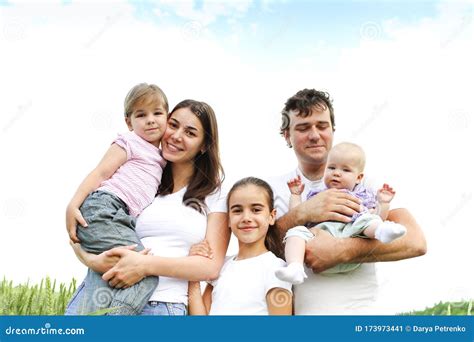 Famille Heureuse Gay Dans Le Domaine Du Bl Image Stock Image Du Fermier Lumineux