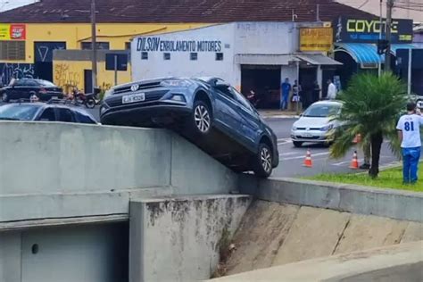 VÍDEO motorista passa mal e quase cai de viaduto no interior de SP