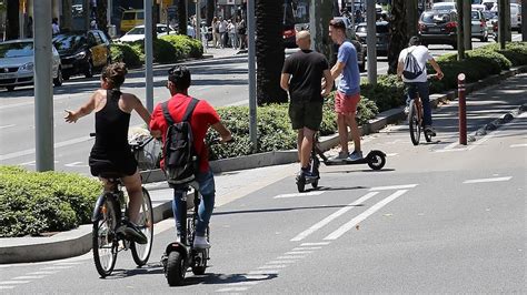 La Bici Recela De La Elevada Velocidad Del Patinete El Ctrico