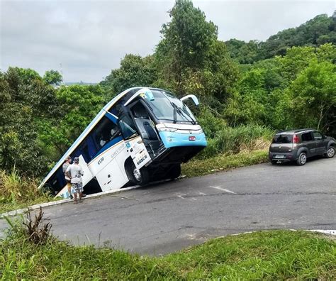 Ônibus Fica Preso Em Barranco E Quase Cai De Morro No Litoral De Sp