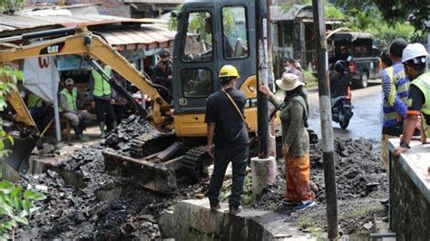 Cegah Banjir Pemkot Malang Lakukan Pengerukan Saluran Air Di Lowokwaru