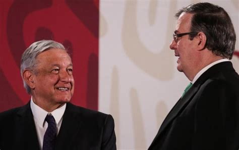 López Obrador celebra decisión de Ebrard de quedarse en Morena